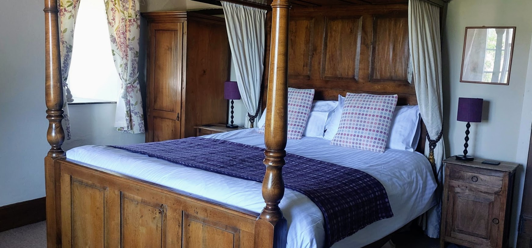 A room with a four posted bed